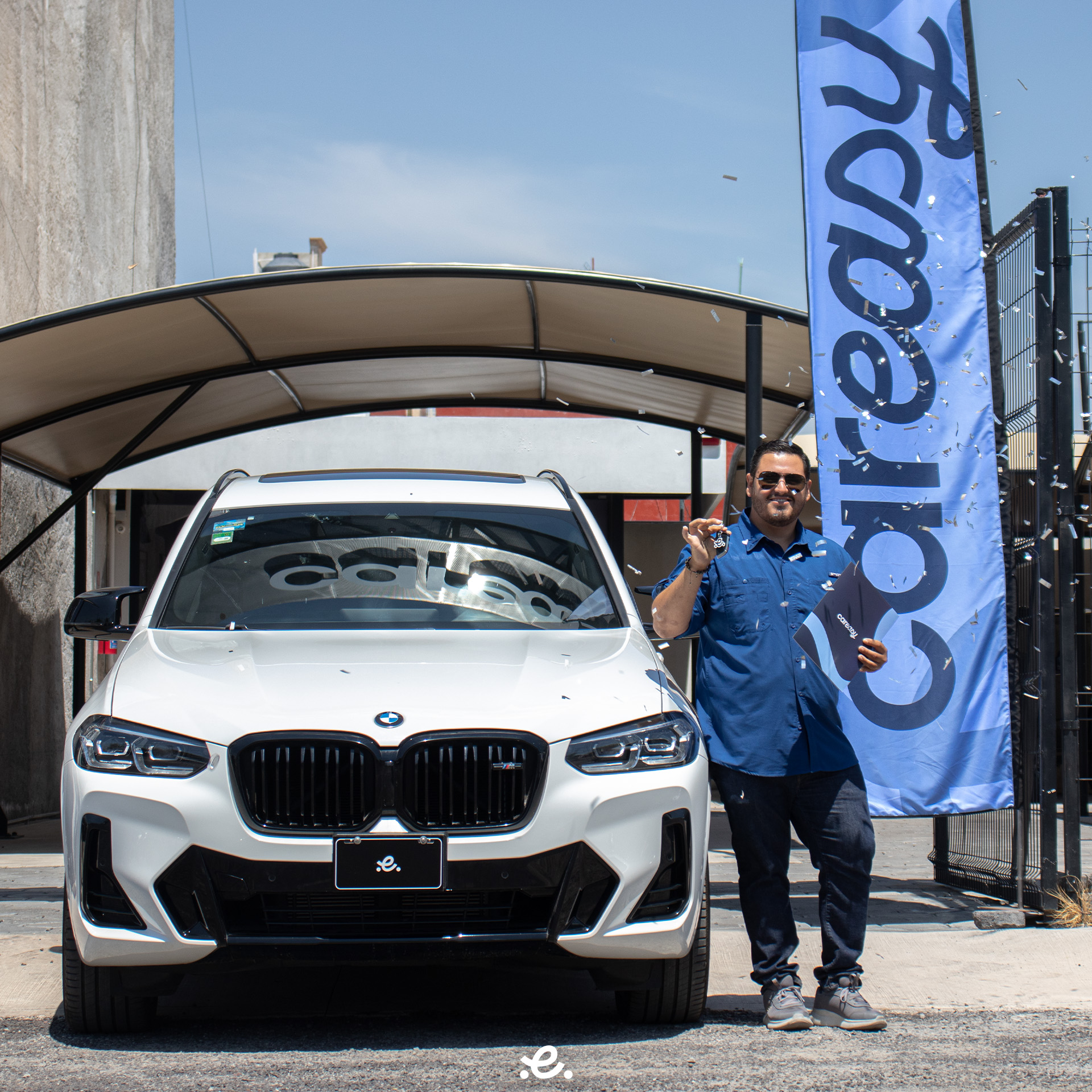 Cliente recibiendo las llaves de su BMW X3 en Careasy Pachuca